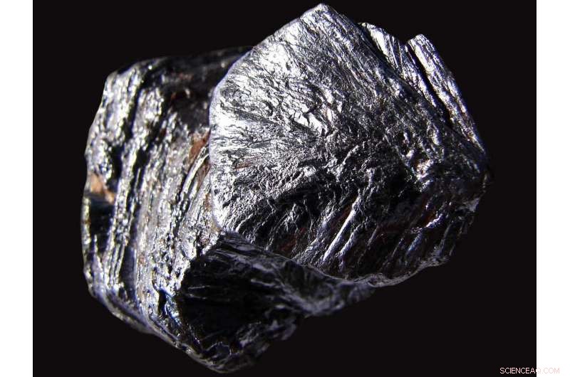 Scientists Achieve Precise Control of Excitonic Effects in 2D Electronics