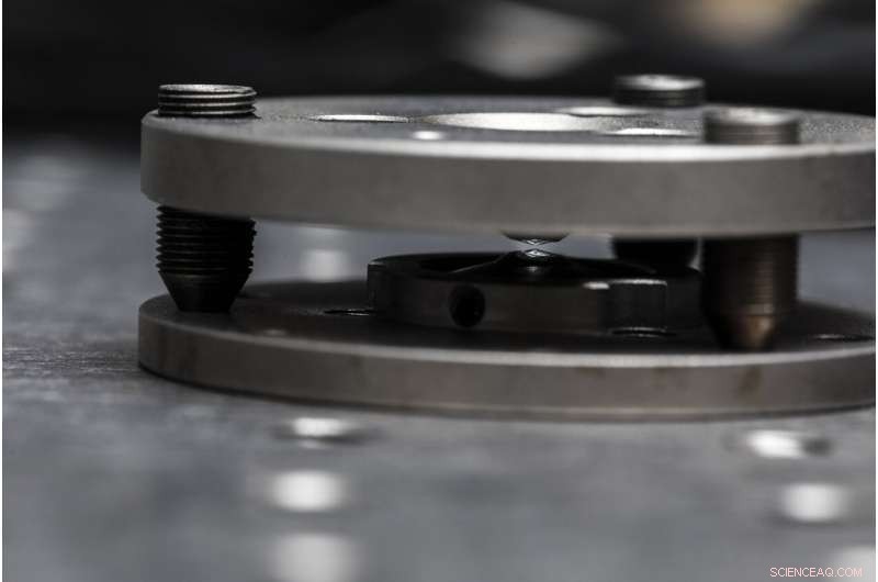 Bottom‑Up Synthesis of Microscopic Diamonds for Bioimaging and Quantum Computing Applications