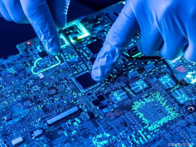 Revolutionizing Energy Efficiency: Tiny Nanostructures Boost Computers and Smartphones