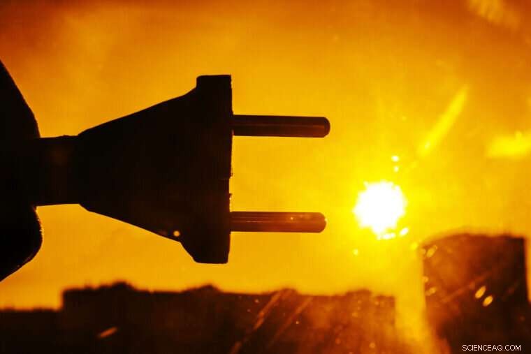 Real-Time Imaging Unveils Active Sites in Photocatalytic Tungsten Oxide Nanowires