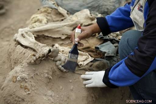 Peruvian Archaeologists Uncover Tombs of 16 Chinese Migrants in Pre-Inca Sacred Site