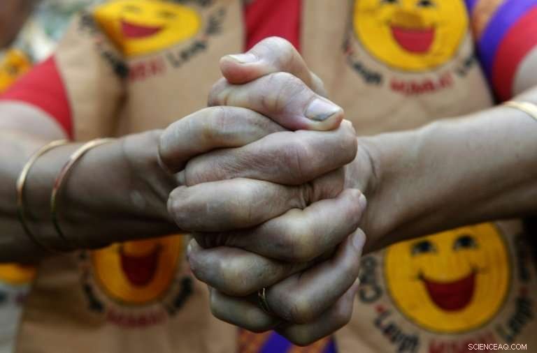 Scientists Reveal the True Cause of Knuckle Cracking—A Decade-Long Mystery Solved