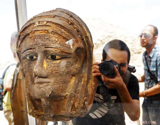 Egyptian Archaeologists Uncover 2,500-Year-Old Mummification Workshop Near Giza Pyramids