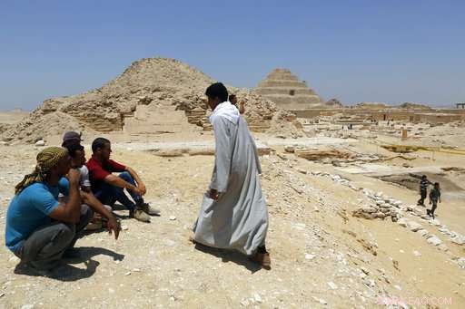 Egyptian Archaeologists Uncover 2,500-Year-Old Mummification Workshop Near Giza Pyramids