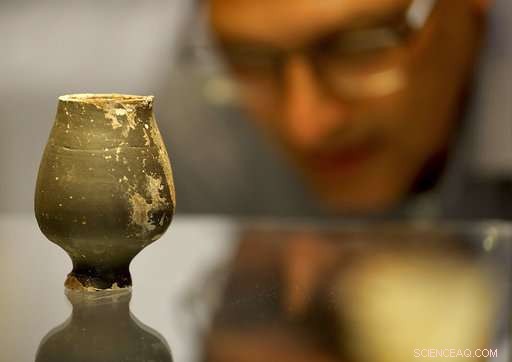 Roman Sarcophagus Reveals 3rd-Century Woman s Cosmetics, Mirror & Perfume: Insight into Ancient Burials