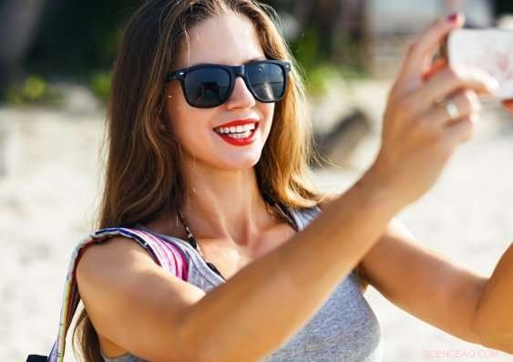 Study Links Sexy Selfies to Economic Inequality, Not Gender Oppression
