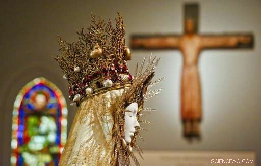 Metropolitan Museum Sets Attendance Record with  Heavenly Bodies  Fashion Exhibit