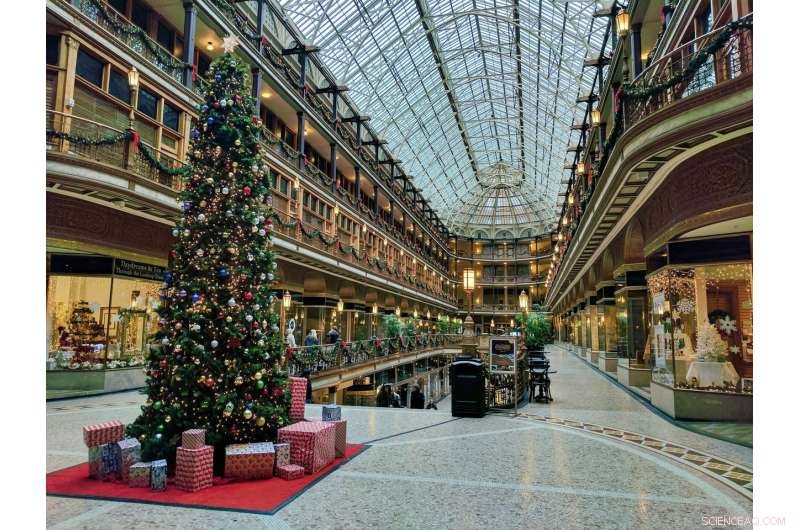 Why Some Love Black Friday Shopping and Others Fear It: A Psychological Breakdown