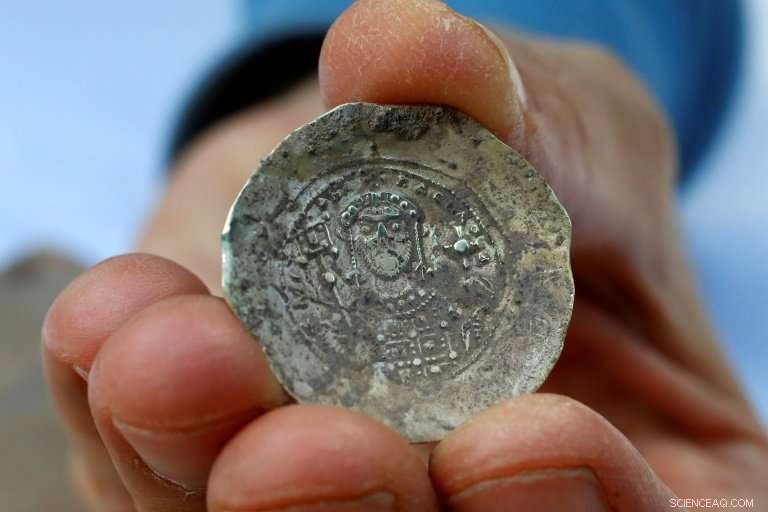 900-Year-Old Gold Coins Unearthed in Israel s Caesarea