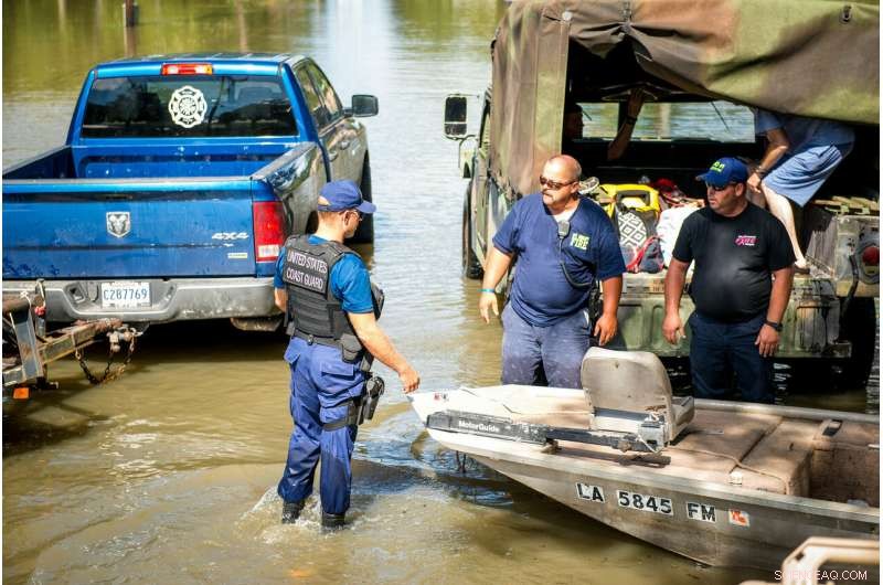 Study Reveals Small-Network Twitter Users Lead Emergency Alerts in Disasters