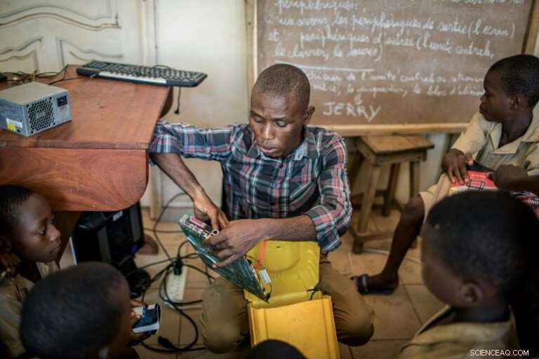 Mobile Classroom Brings Computers to Rural Benin Schools