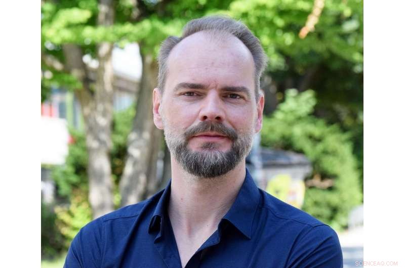 Social Context Boosts Risk Appetite in Decision-Makers