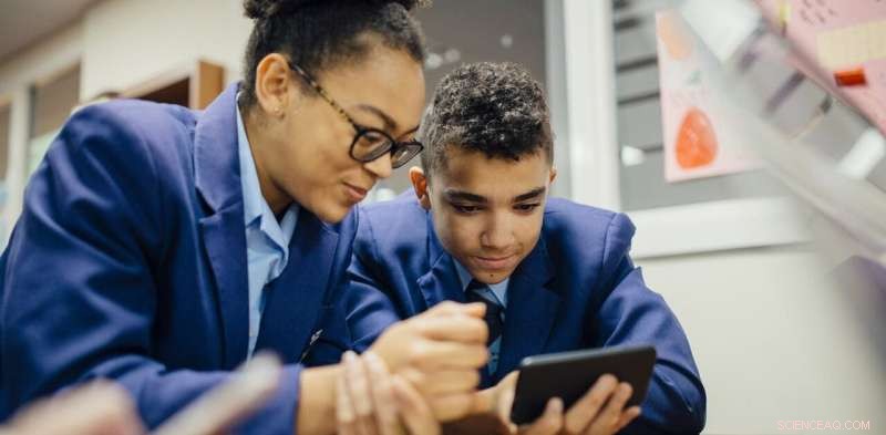 Study Finds Teachers Less Likely to Restrict Phones for Privileged Students