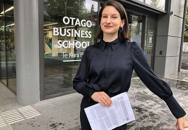 Baldness Shapes Leadership Perceptions: Otago Study Finds Age and Dominance Biases