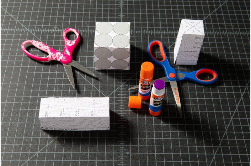 Geologist Uses Paper Models to Sharpen Students  3‑D Aquifer Understanding