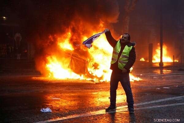 How Post‑War Reconstruction Can Guide the Rich Toward a Low‑Carbon Future