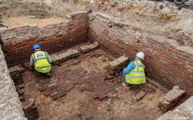 Archaeologists Unearth London s Earliest Playhouse, the Red Lion