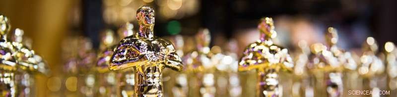 How Status and Social Connections Shape Peer Evaluation Outcomes