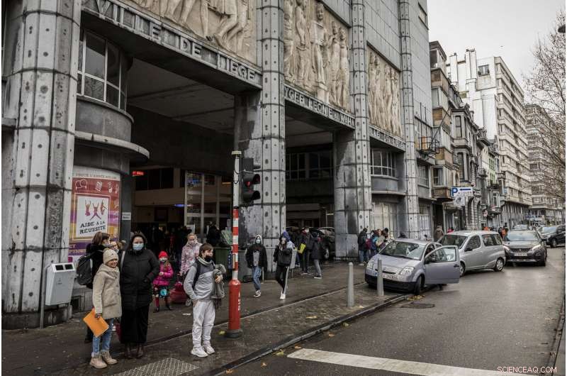 Belgian High School Students Call for Return to In-Person Learning