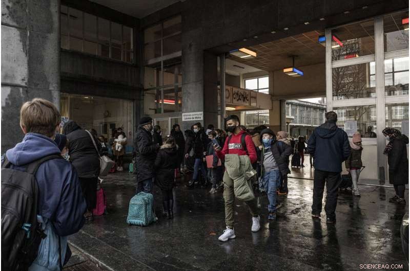 Belgian High School Students Call for Return to In-Person Learning