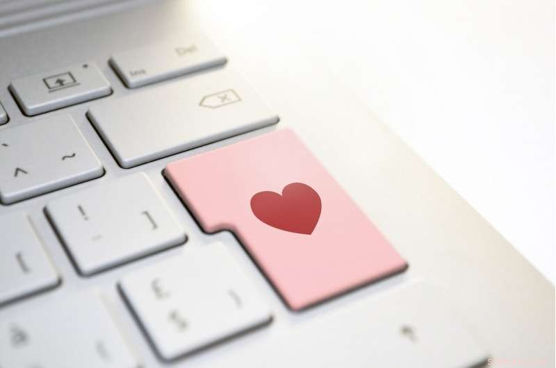 Study Reveals Persistent Gender Stereotypes in Online Dating