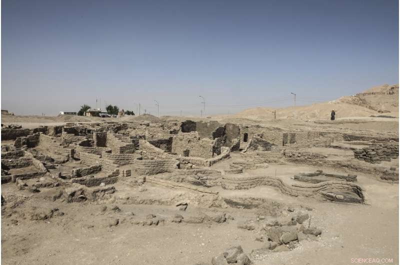 Renowned Egyptian Archaeologist Reveals Secrets of 3,000-Year-Old City