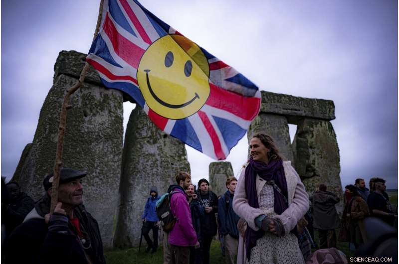 Stonehenge Solstice Draws Crowds Despite COVID Closure Orders