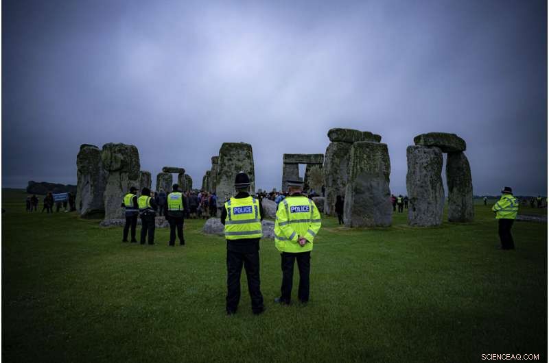 Stonehenge Solstice Draws Crowds Despite COVID Closure Orders