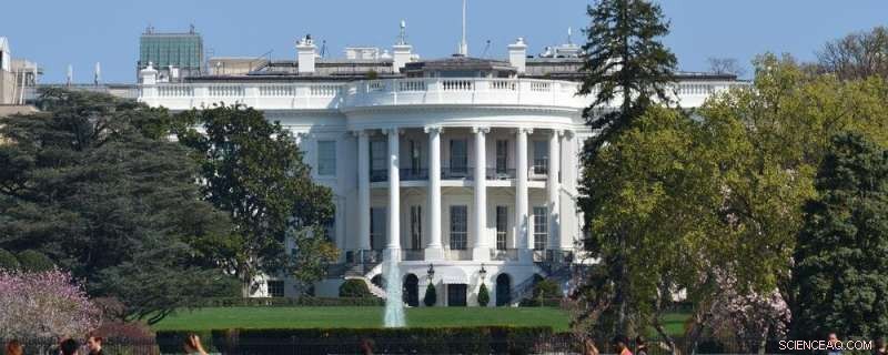 Political Influence in U.S. Public Procurement: How Administrations Favor Certain Companies