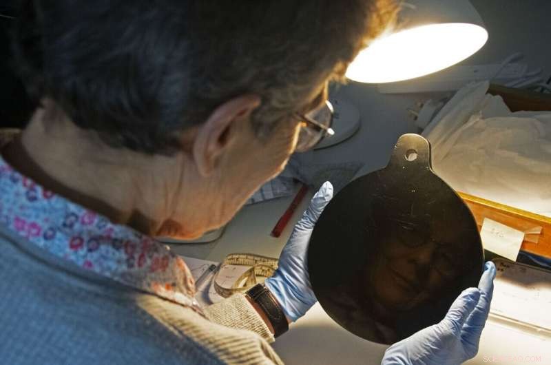 New Study Reveals Aztec Origins of John Dee’s Spiritual Mirror