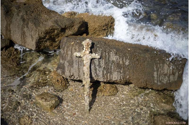 Israeli Diver Unearths 1-Meter Crusader Sword During Mediterranean Dive