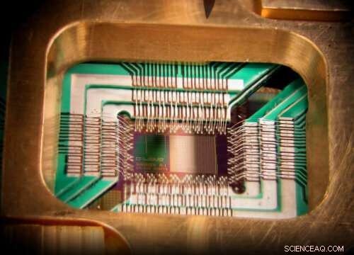 Curved Plasmonic Fluxes Offer Novel Approach to Practical Light Manipulation at the Nanoscale