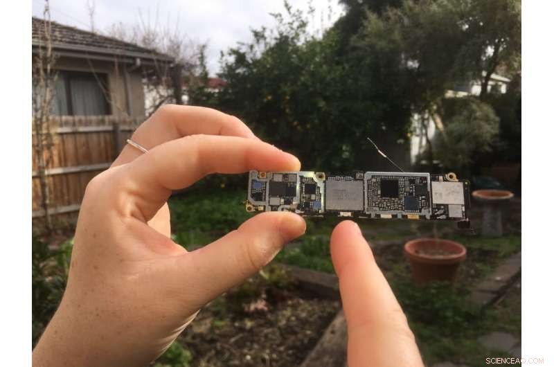 Breaking Energy Consumption Limits in Computing with Topological Transistors