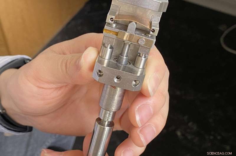 Basel Study Shows Stretching Alters Graphene s Electronic Properties