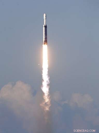 SpaceX Launches Falcon Heavy, Successfully Lands All Three Boosters