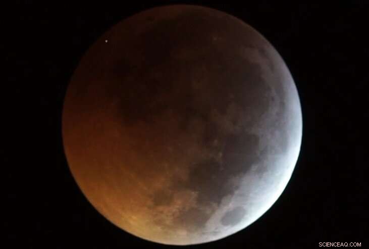 61,000 km/h Meteorite Strikes Moon: Spanish Telescopes Capture Rare Lunar Impact