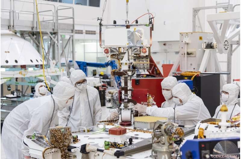 NASA Secures Remote‑Sensing Mast on Mars 2020 Rover Ahead of Launch