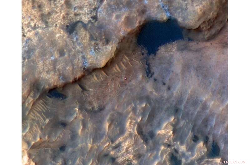 HiRISE Image Showcases Curiosity Rover in Woodland Bay, Mars