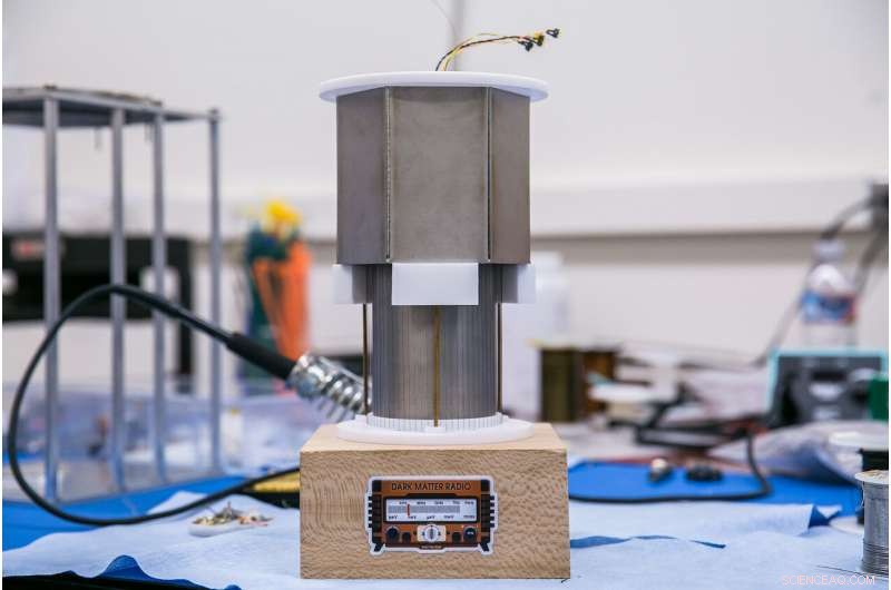 Stanford Team Builds Ultra‑Sensitive Radio to Hunt for Dark Matter