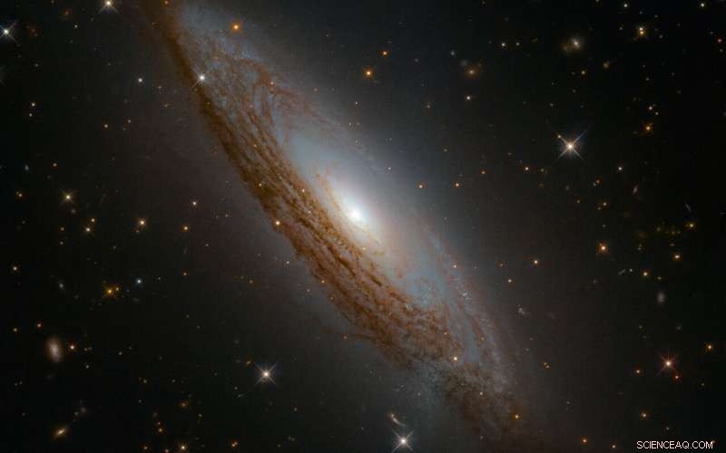 Hubble Captures Stunning Image of Active Galactic Nucleus in ESO 021-G004