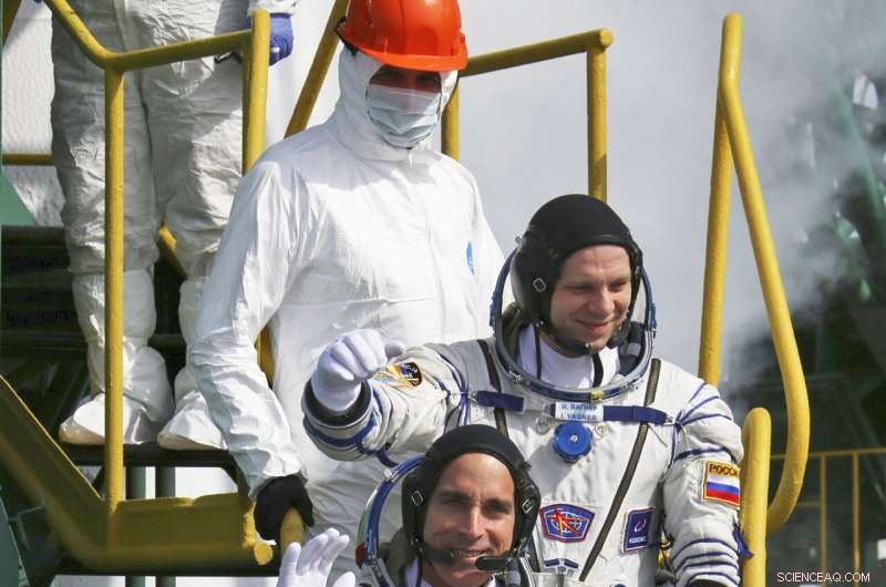 Space Crew Welcomes New Members with Hugs Amid Pandemic