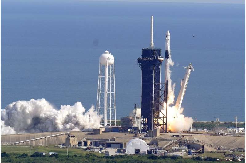 SpaceX Launches Dual Dragon Spacecraft to Resupply ISS