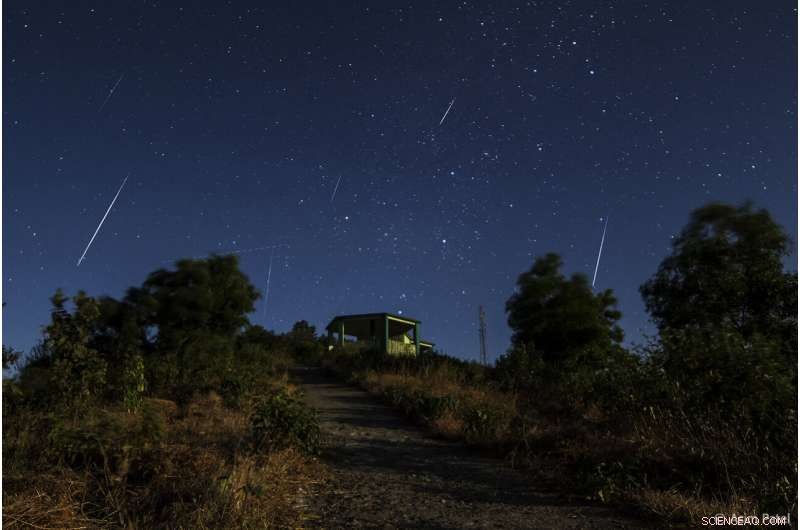 Geminid Meteor Shower Peaks: A Stunning Night Sky for Stargazers