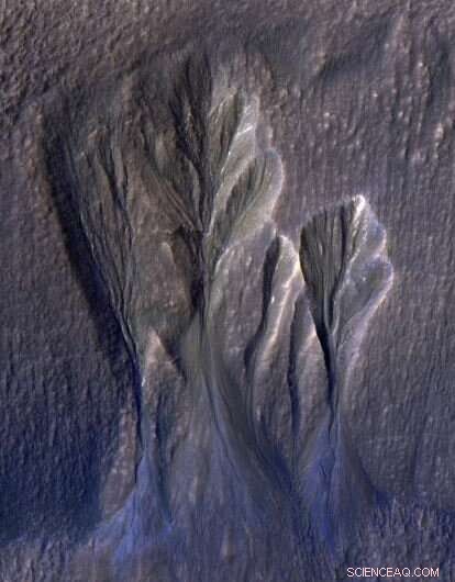 Scientists Suggest Melting Dusty Ice Carved Martian Gullies