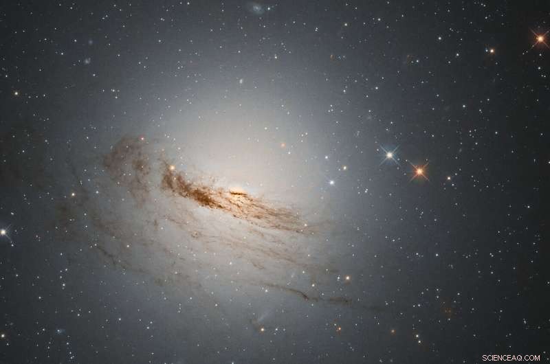 Hubble Reveals Faint Threads in Lenticular Galaxy NGC 1947