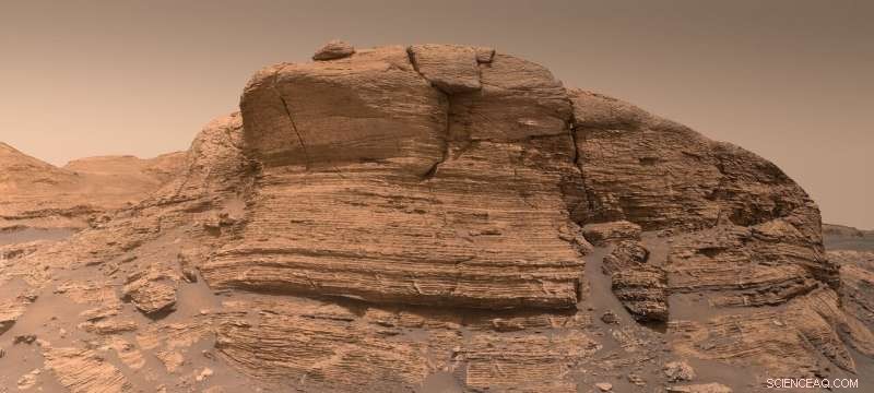 Mont Mercou: Stunning Curiosity Rover View of Layered Mars Cliffs