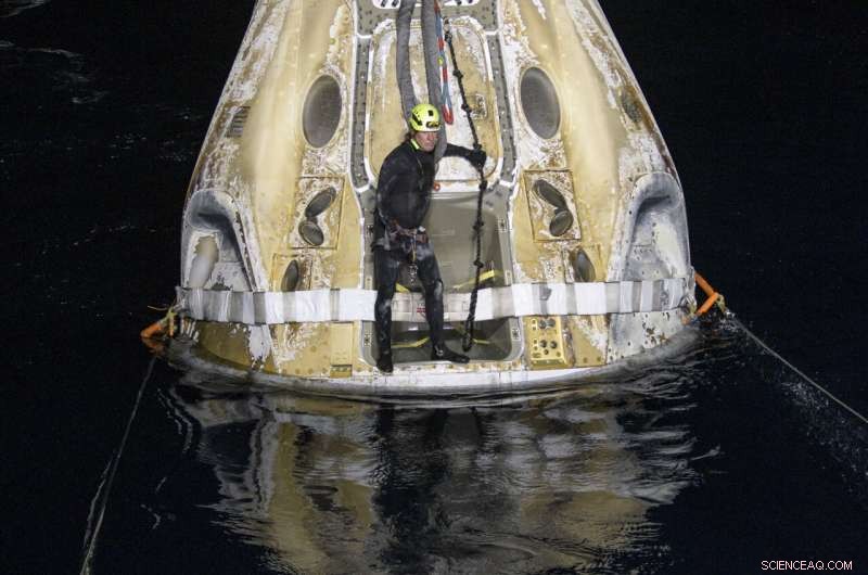 SpaceX Safely Lands 4 ISS Astronauts in Historic Nighttime Splashdown