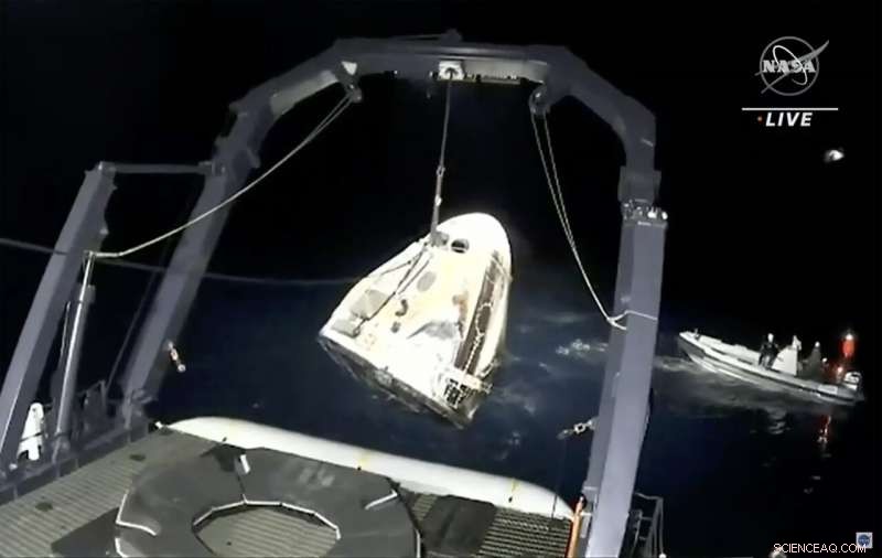 SpaceX Safely Lands 4 ISS Astronauts in Historic Nighttime Splashdown