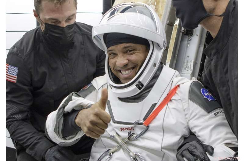 SpaceX Safely Lands 4 ISS Astronauts in Historic Nighttime Splashdown