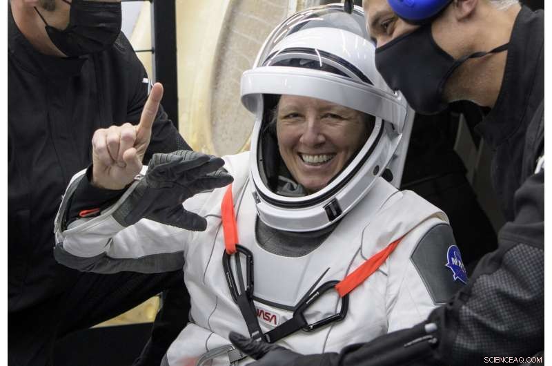 SpaceX Safely Lands 4 ISS Astronauts in Historic Nighttime Splashdown